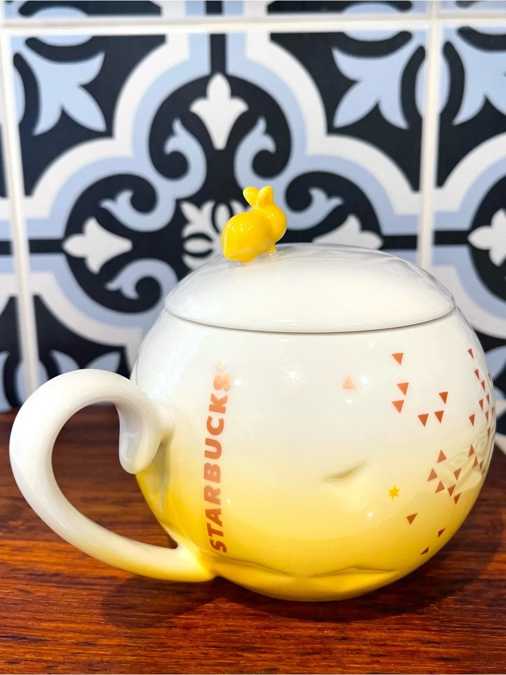 STARBUCKS 2015 Round Lidded BUNNY Tea Cup 12oz White Yellow Triangles Stars RARE